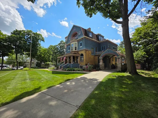 $499,900 | 705 West Highland Avenue, Elgin, IL 60123