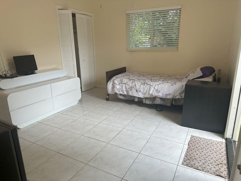 4610 Peters Road Plantation, FL 33317 - Photo 2 of 8 a bedroom with a bed and a window