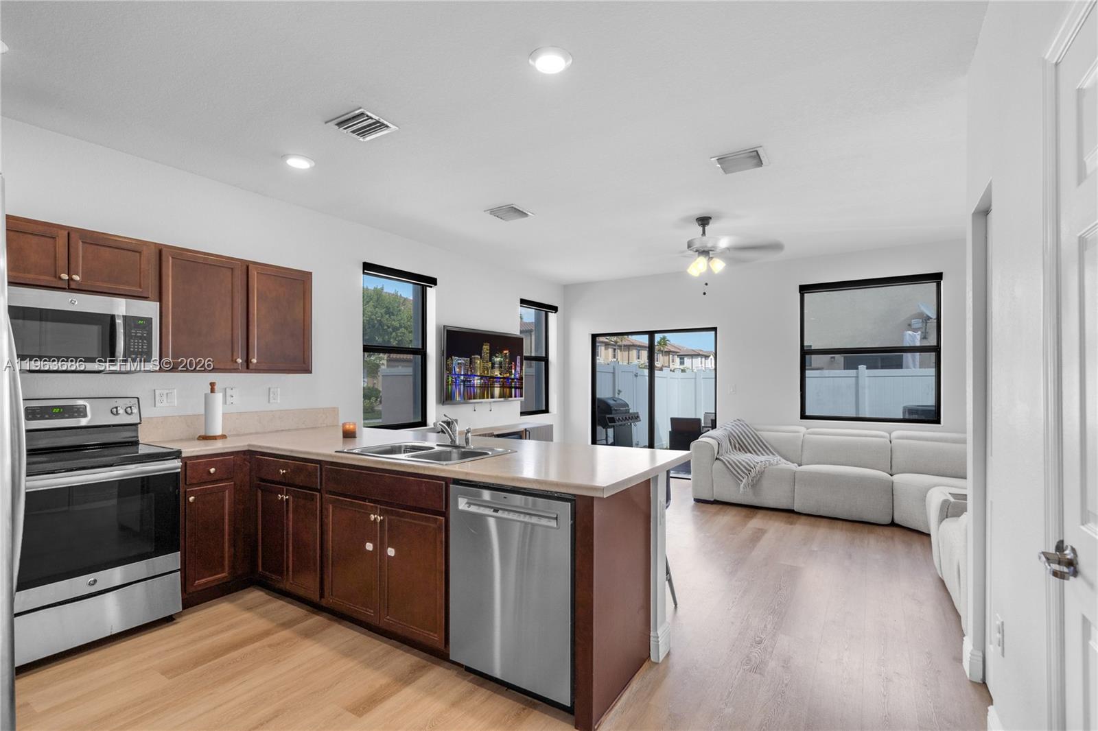 9393 West 33rd Way Hialeah, FL 33018 - Photo 8 of 33