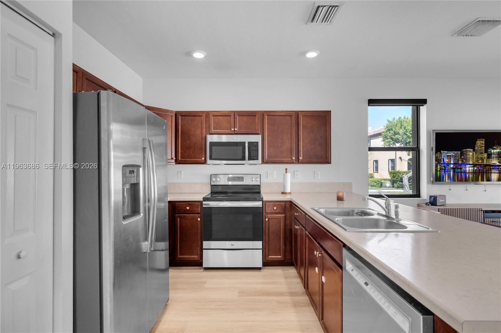 9393 West 33rd Way Hialeah, FL 33018 - Photo 9 of 33