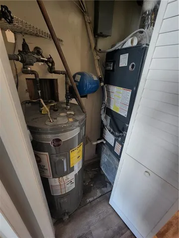 a view of living room with washer and dryer
