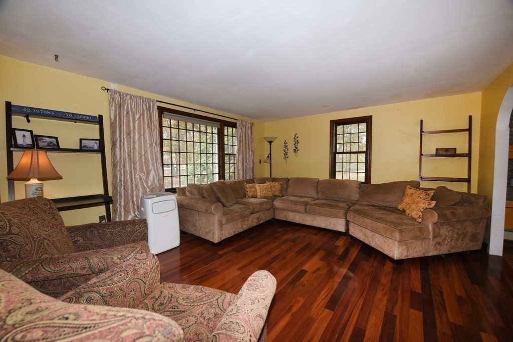 279 Gannett Road Scituate, MA 02066 - Photo 4 of 40 Gallery Image 4