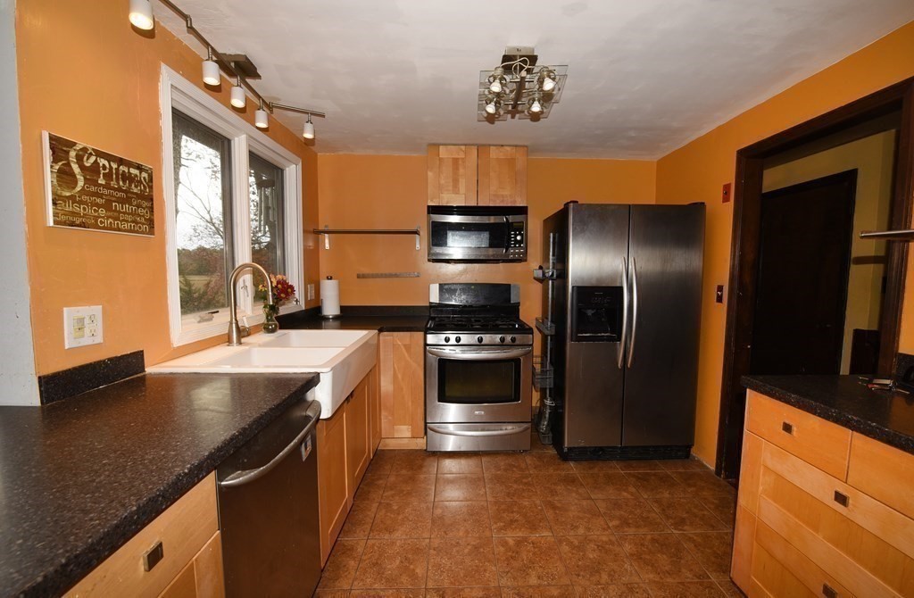 279 Gannett Road Scituate, MA 02066 - Photo 7 of 40 Gallery Image 7