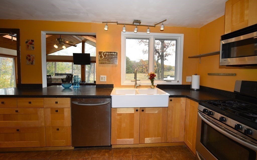 279 Gannett Road Scituate, MA 02066 - Photo 10 of 40 Gallery Image 10