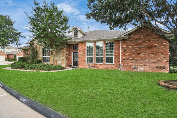 a view of a house with backyard and garden