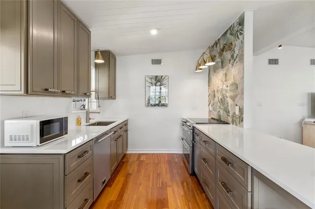 $5,500 | 124 Field Avenue East, Venice, FL 34285