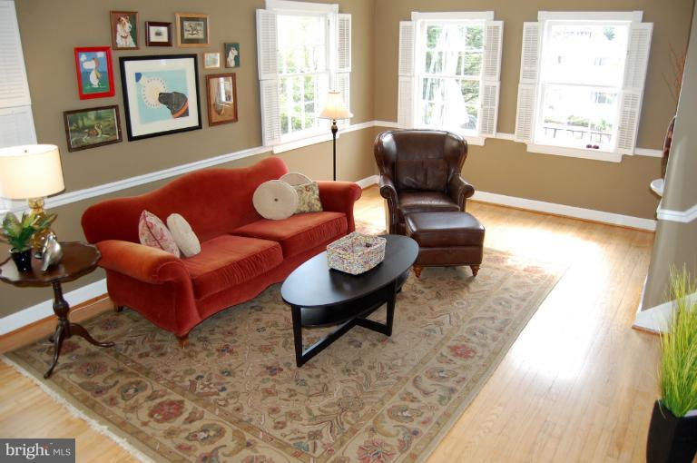 4823 Reservoir Road Northwest Washington, DC 20007 - Photo 9 of 30 Living Room