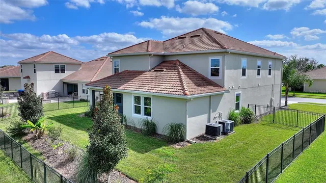 en empty room with windows and ceiling fan