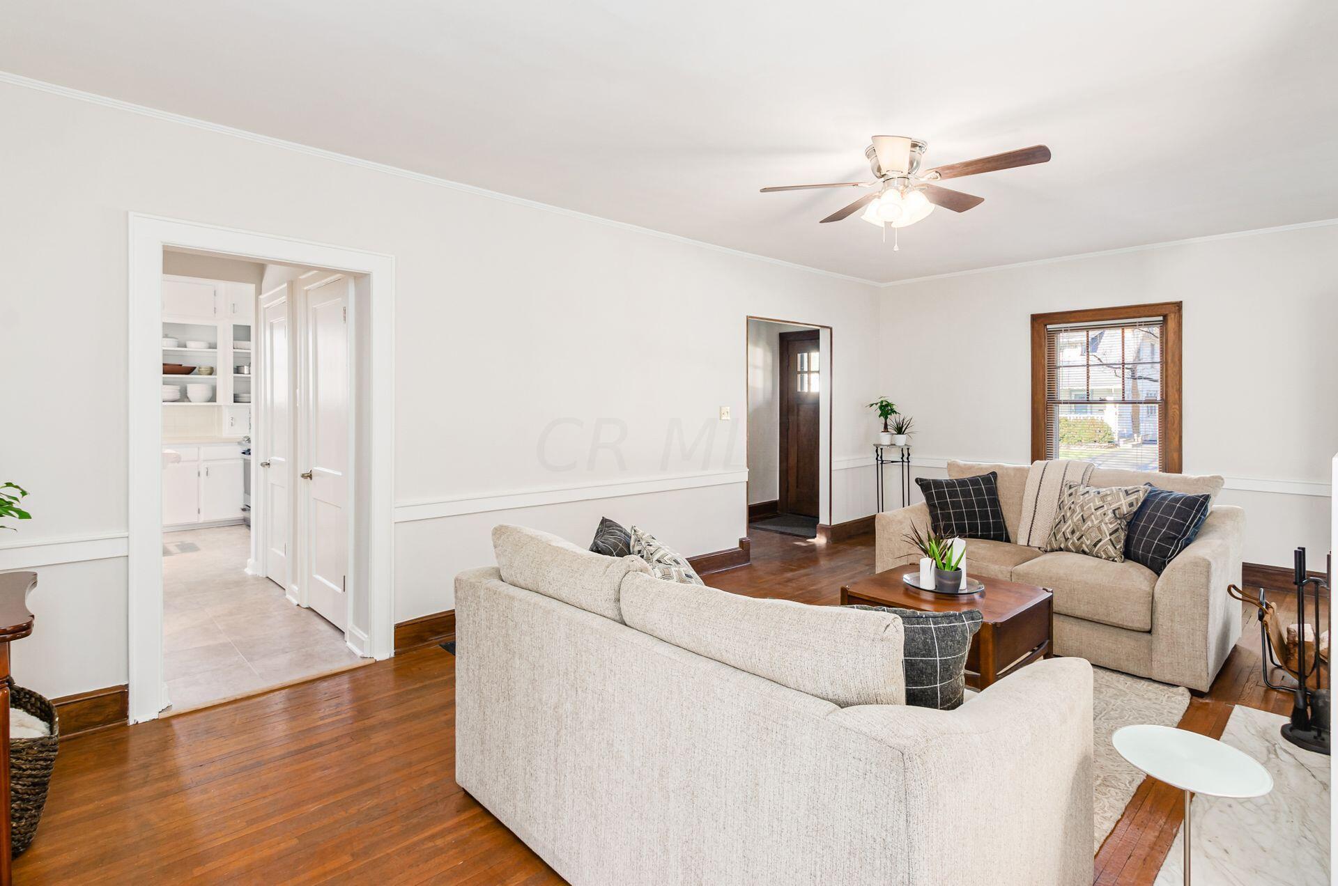 271 Winthrop Road Columbus, OH 43214 - Photo 5 of 32 Living Room