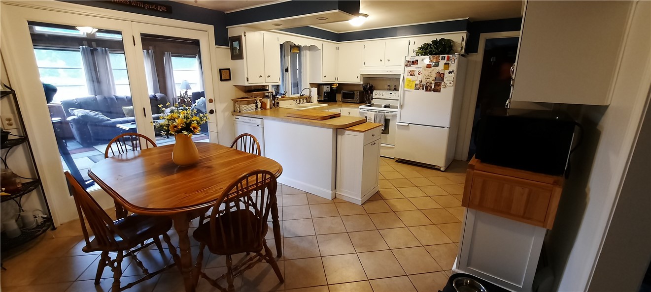 27 Circle Drive Coventry, RI 02816 - Photo 5 of 26 EAT IN KITCHEN