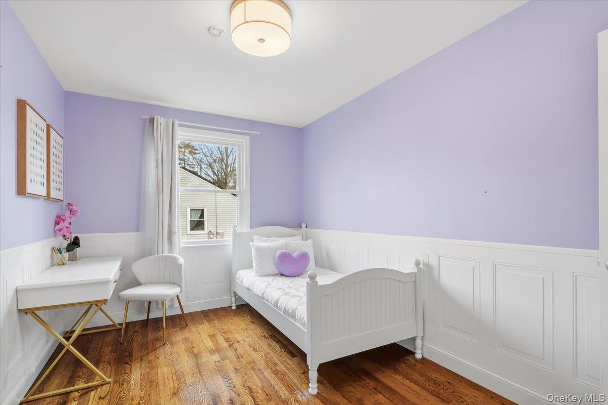 39 Darling Avenue New Rochelle, NY 10804 - Photo 11 of 19 a bedroom with a bed and a table