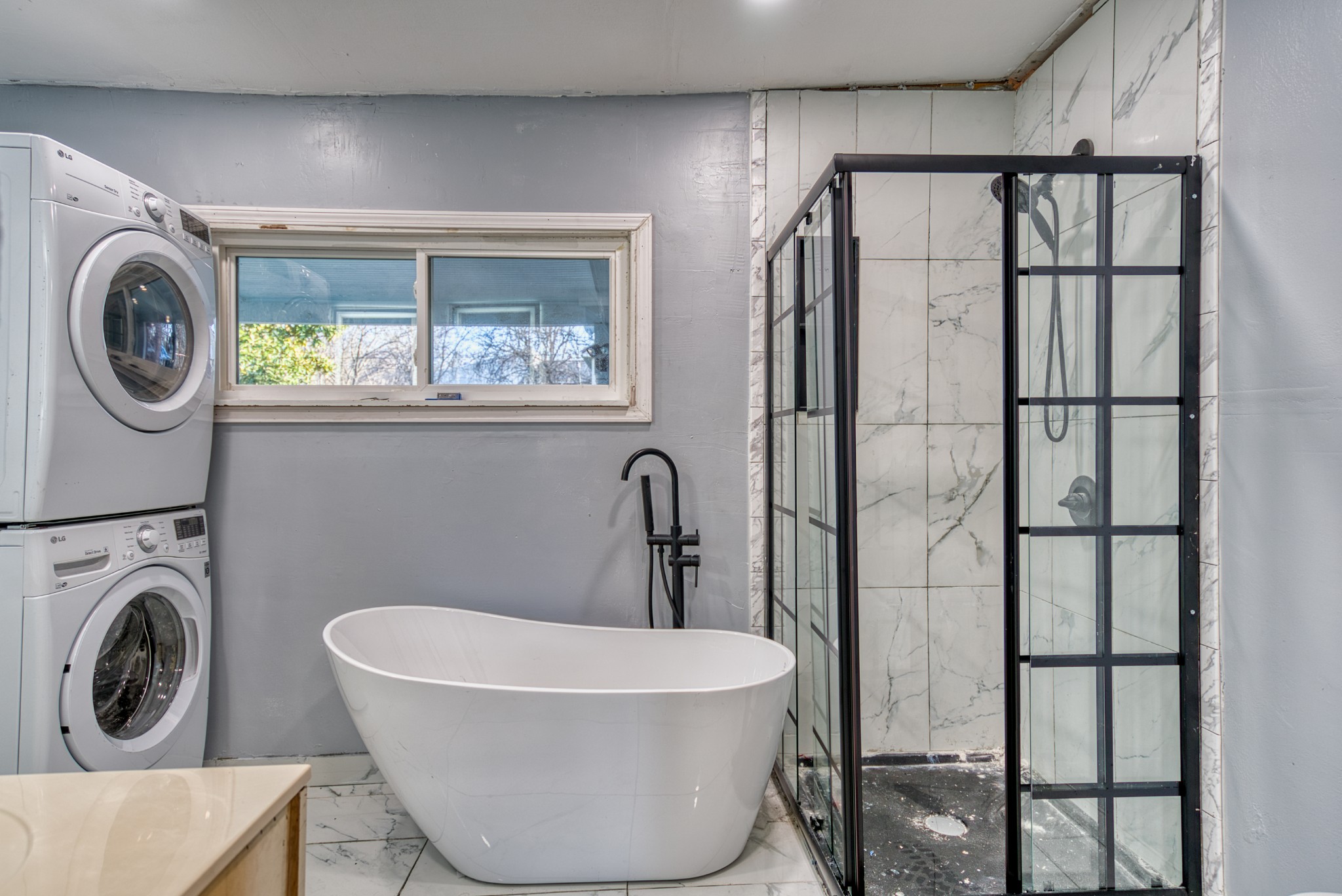 62 North Main Street Springfield, TN 37172 - Photo 29 of 40 a bathroom with a bathtub and a window