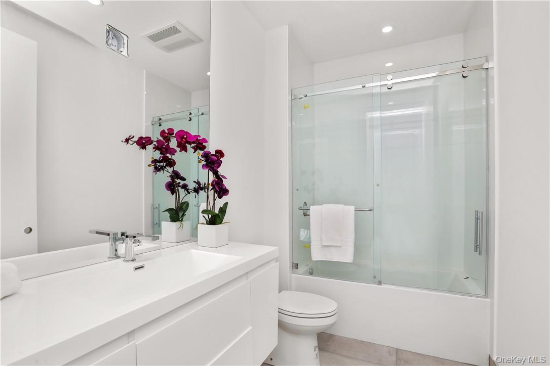 145 Library Lane, Unit 4A Mamaroneck, NY 10543 - Photo 19 of 27 En suite second bedroom bath