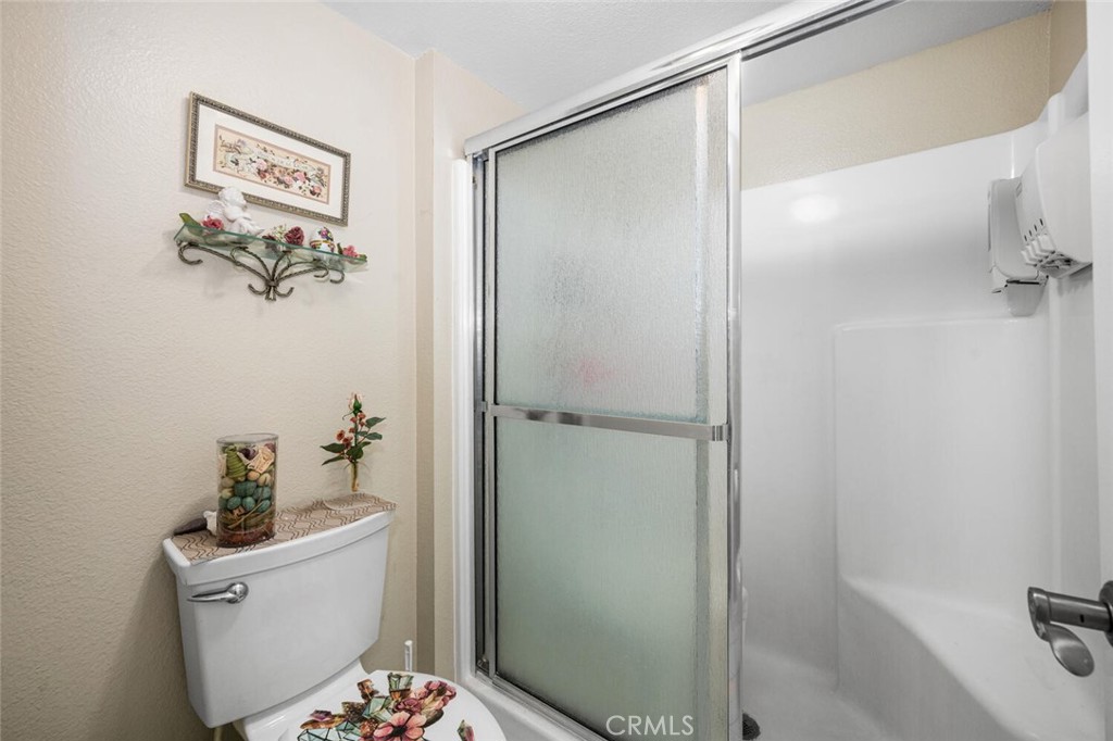 701 South Hayward Street, Unit B Anaheim, CA 92804 - Photo 21 of 31 Double walk in shower with two seats in the master bathroom.