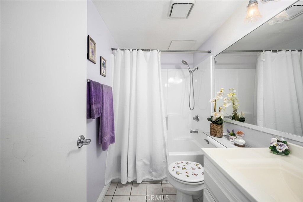 701 South Hayward Street, Unit B Anaheim, CA 92804 - Photo 24 of 31 Hall bathroom.