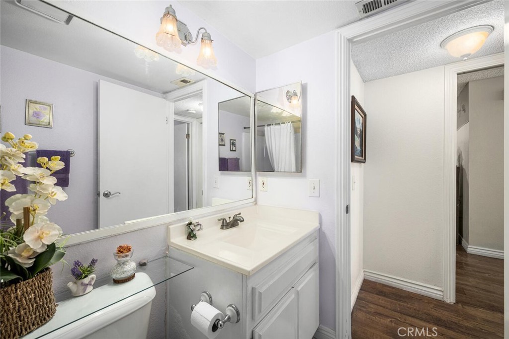 701 South Hayward Street, Unit B Anaheim, CA 92804 - Photo 25 of 31 Hall bathroom with a linen closet just outside the door.