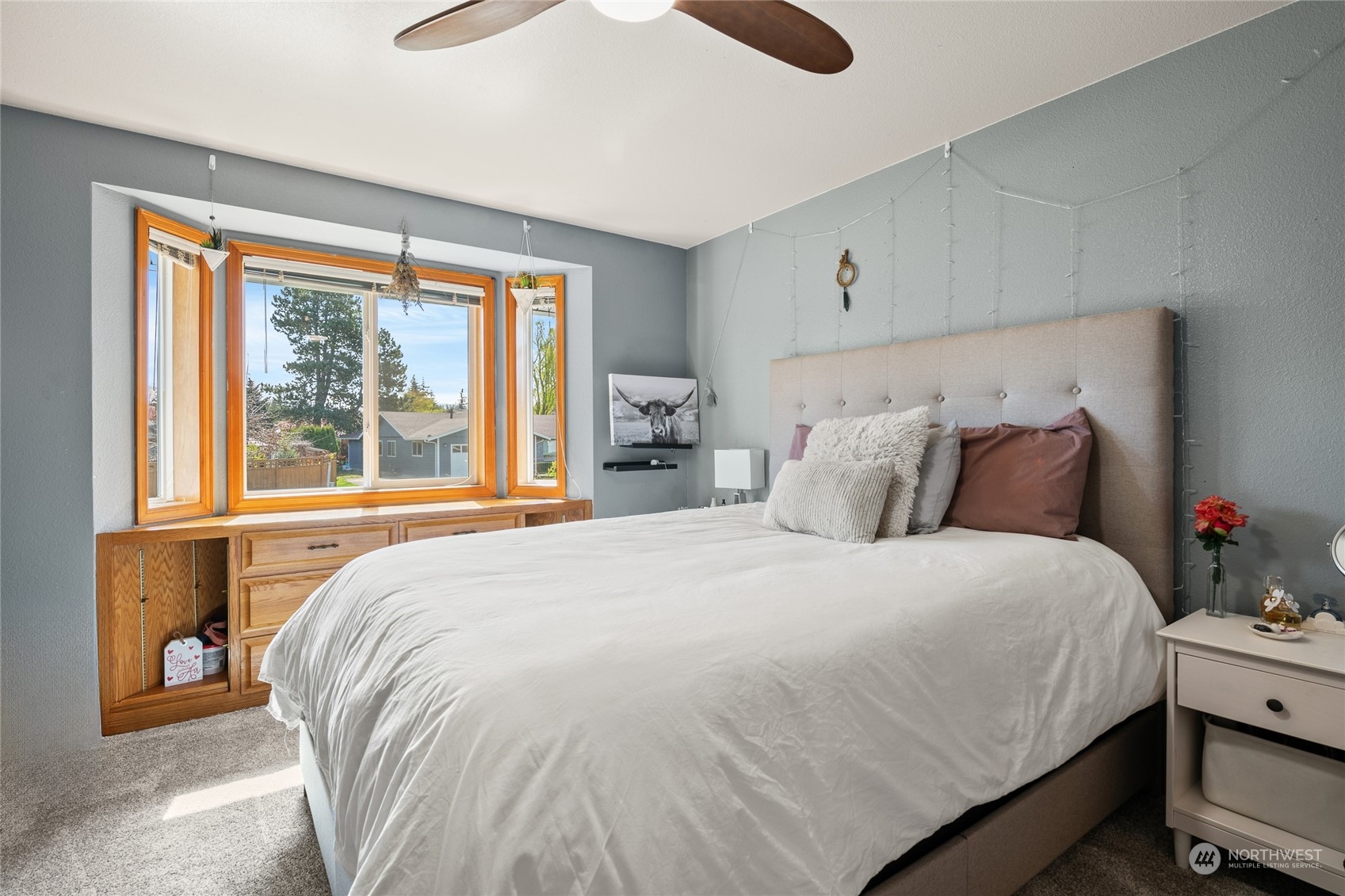 323 Edgewater Lane Lynden, WA 98264 - Photo 19 of 40 a bed sitting in a bedroom next to a window
