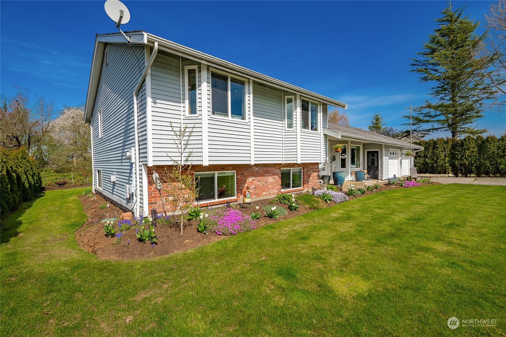 323 Edgewater Lane Lynden, WA 98264 - Photo 40 of 40 a front view of house with yard