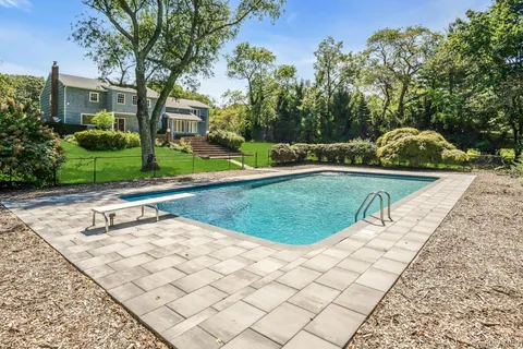 a view of a backyard