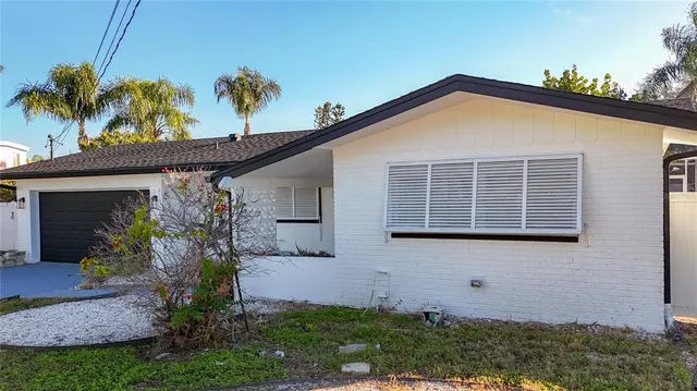 a view of an entryway of the house