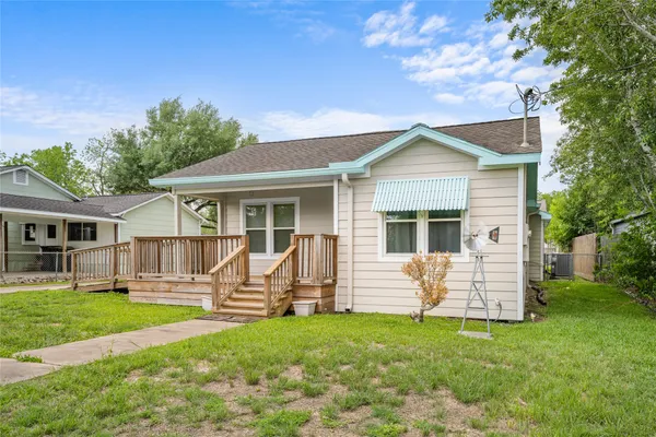 $265,000 | 405 North College Street, Weimar, TX 78962