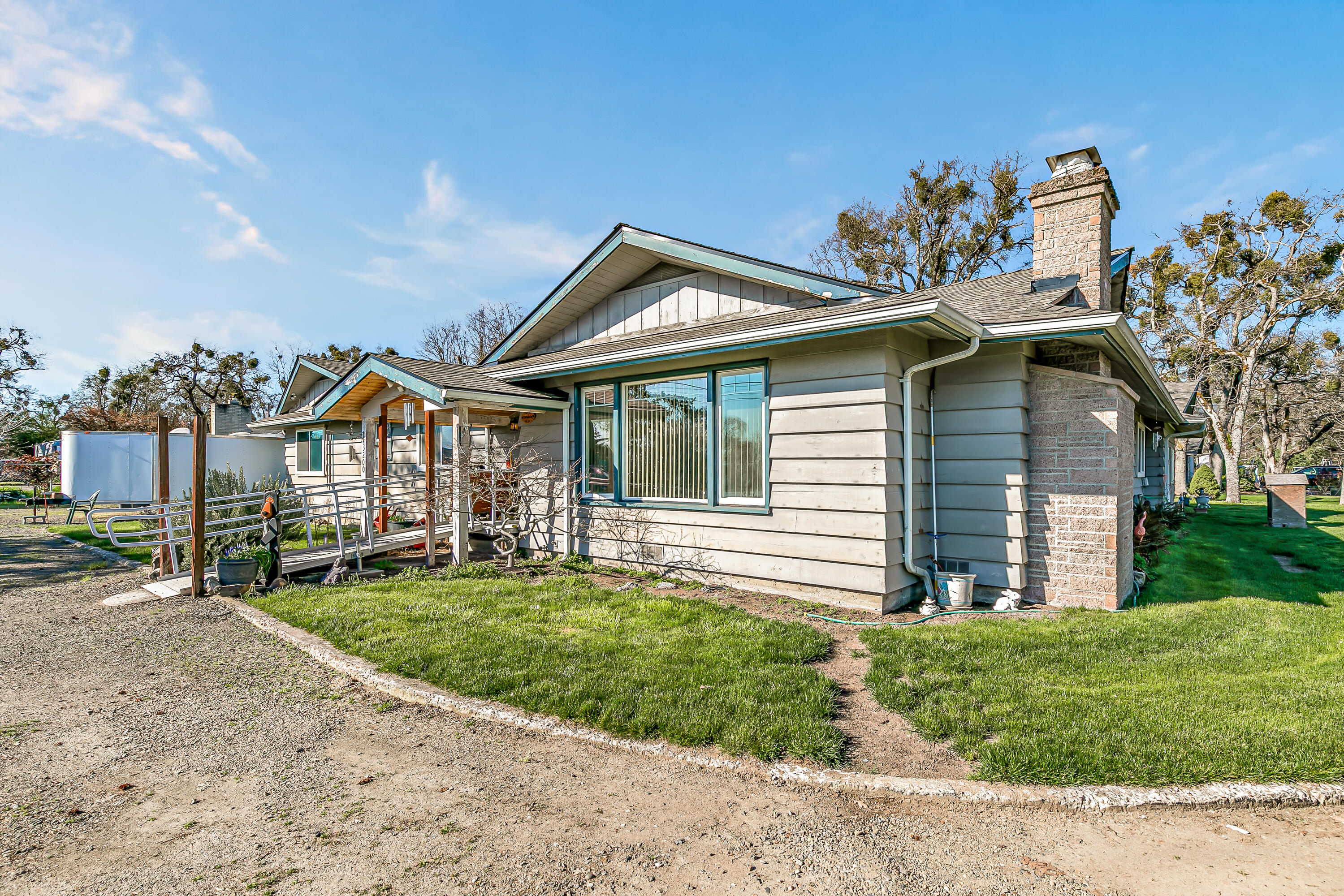 3200 Hanley Road Central Point, OR 97502 - Photo 1 of 25 a front view of a house with a yard