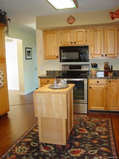 12530 Holtforth Road Fenton, MI 48430 - Photo 5 of 15 009.JPG