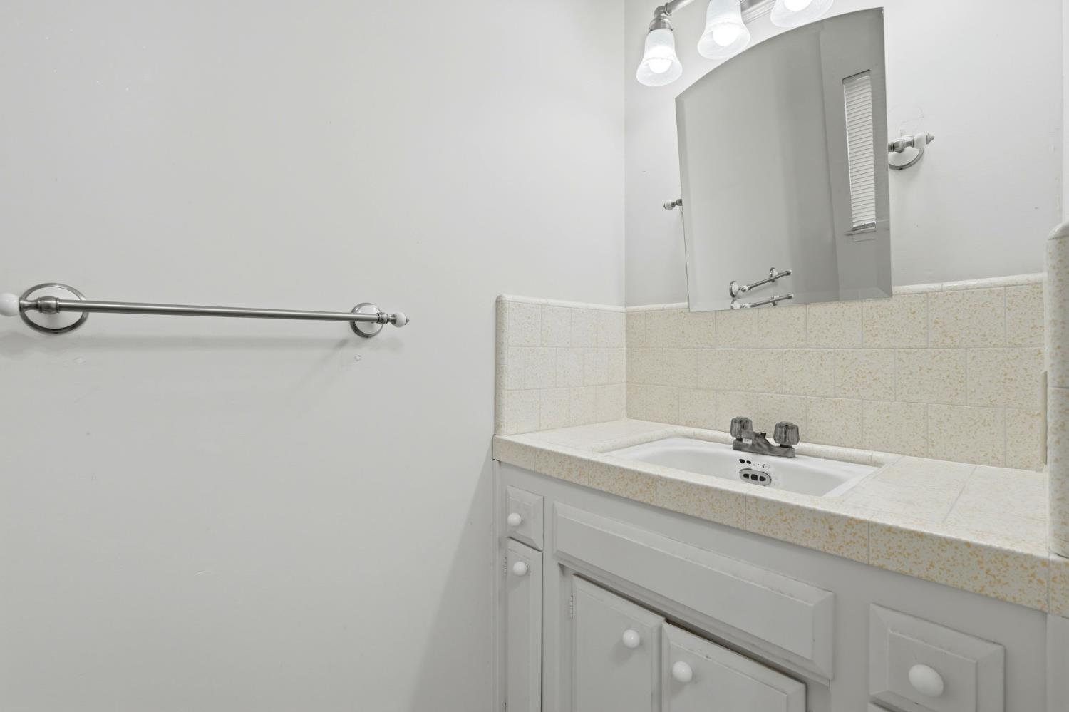 2222 Barbara Street Selma, CA 93662 - Photo 22 of 34