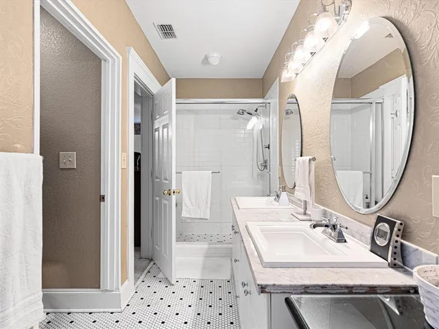 a view of a livingroom with a workspace