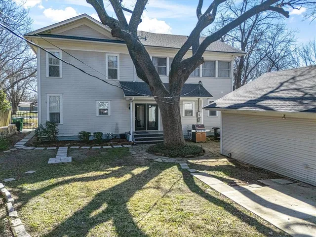 a view of a house with backyard and sitting area
