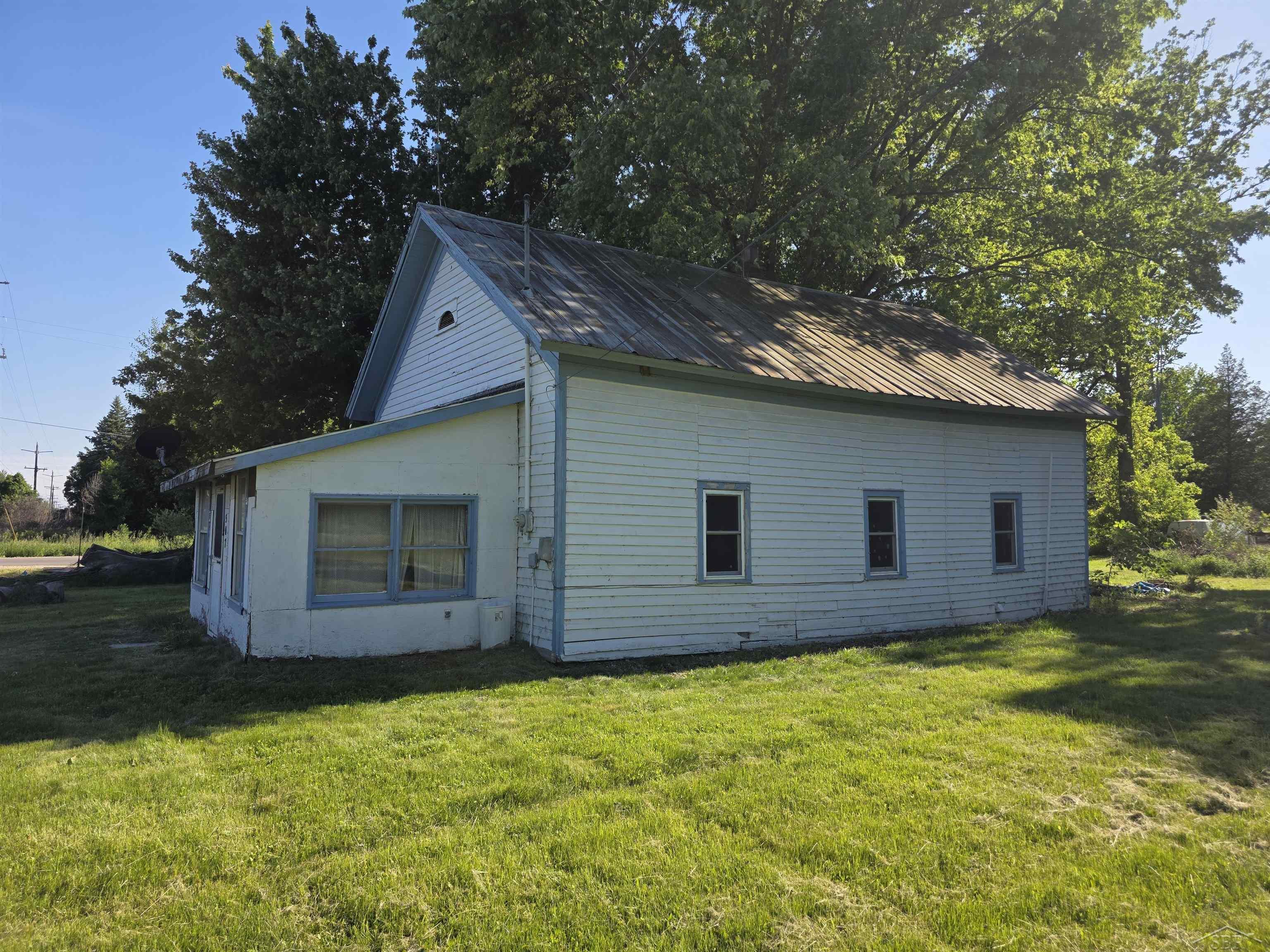 507 North 9 Mile Road Sanford, MI 48657 - Photo 2 of 7