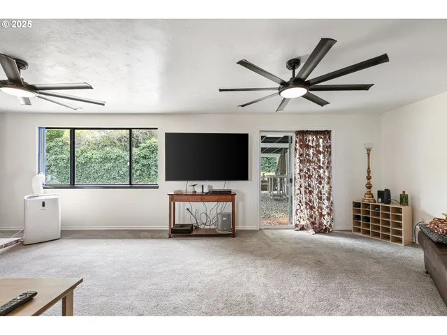 $328,000 | 144 Southwest Peppertree Court, Roseburg, OR 97471