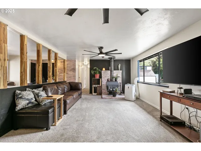 $328,000 | 144 Southwest Peppertree Court, Roseburg, OR 97471