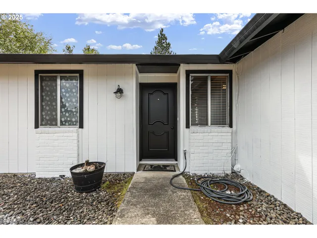 $332,000 | 144 Southwest Peppertree Court, Roseburg, OR 97471