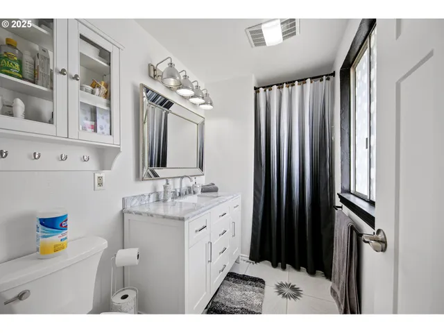 $328,000 | 144 Southwest Peppertree Court, Roseburg, OR 97471