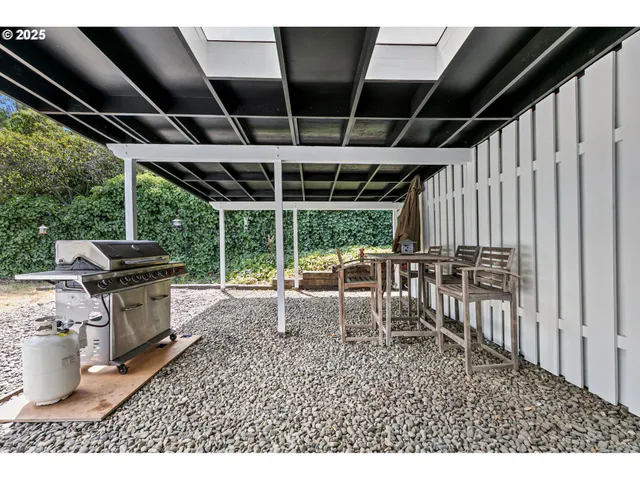 $328,000 | 144 Southwest Peppertree Court, Roseburg, OR 97471