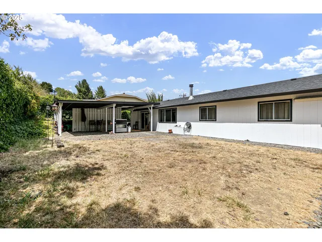 $328,000 | 144 Southwest Peppertree Court, Roseburg, OR 97471