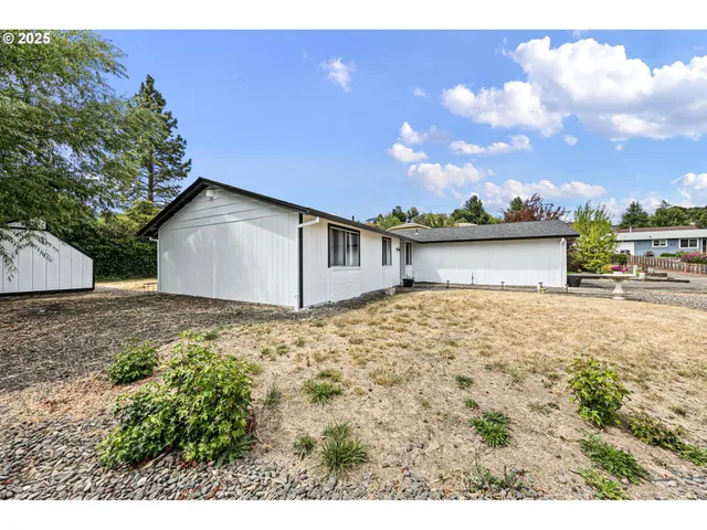 $328,000 | 144 Southwest Peppertree Court, Roseburg, OR 97471