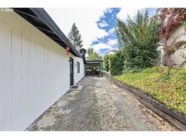 $328,000 | 144 Southwest Peppertree Court, Roseburg, OR 97471