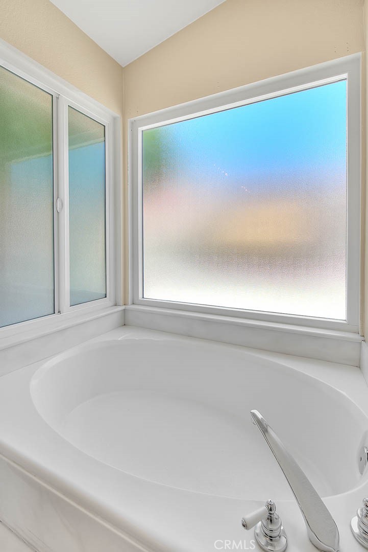 3340 May Court Riverside, CA 92503 - Photo 48 of 67 a bathroom with a bathtub