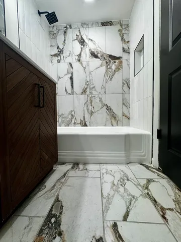 $265,700 | 914 North Austin Boulevard, Unit A5, Oak Park, IL 60302