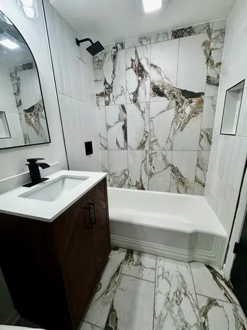 $265,700 | 914 North Austin Boulevard, Unit A5, Oak Park, IL 60302