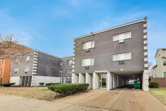 $265,700 | 914 North Austin Boulevard, Unit A5, Oak Park, IL 60302