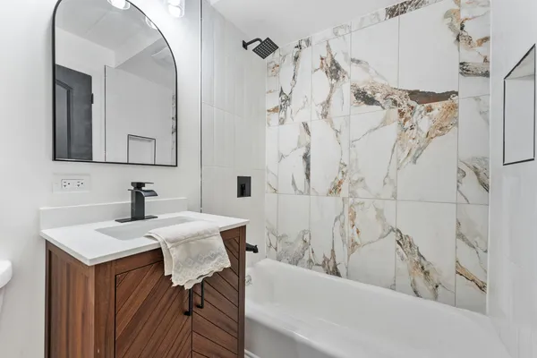 $249,000 | 914 North Austin Boulevard, Unit A5, Oak Park, IL 60302