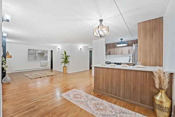 $249,000 | 914 North Austin Boulevard, Unit A5, Oak Park, IL 60302