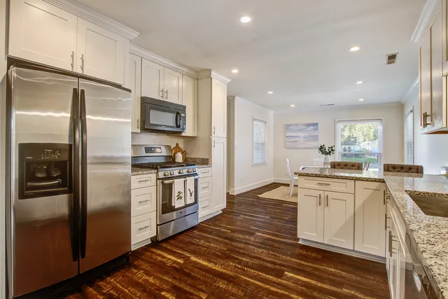 $900,000 | 1138 Lee Shore Lane, Mount Pleasant, SC 29464