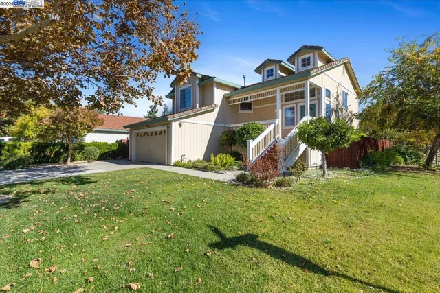 a view of a house with a yard