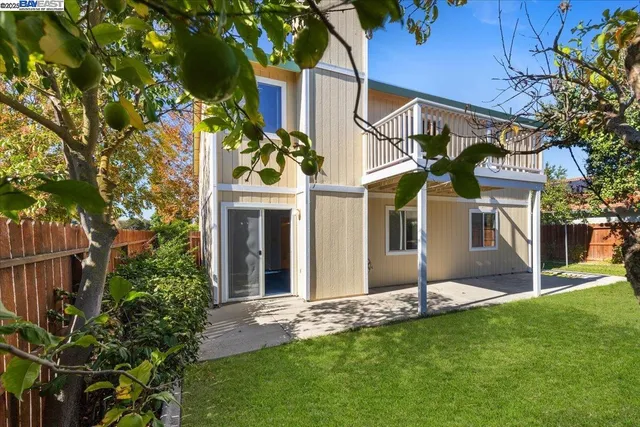 a view of a front of house with a yard