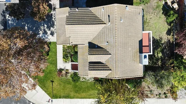 a view of a back yard of the house