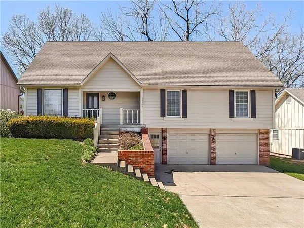 $395,000 | 10560 Noland Road, Lenexa, KS 66215